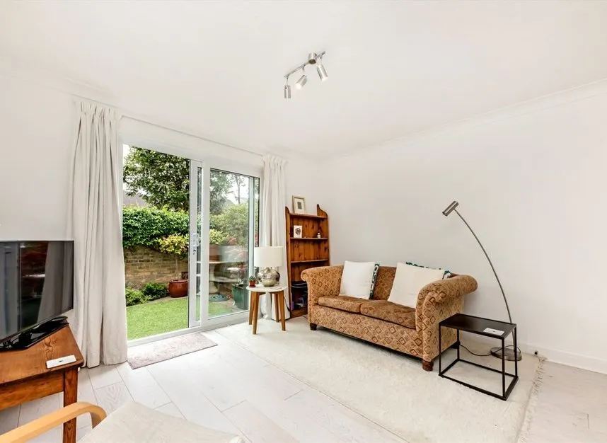 Manor House Way, Isleworth, TW7, photo 2