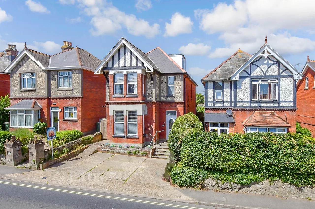 4 bed house for sale, Sandown Road, Lake, PO36