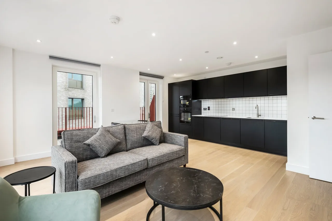 2 bed flat to rent, Escapade Place, London, E14