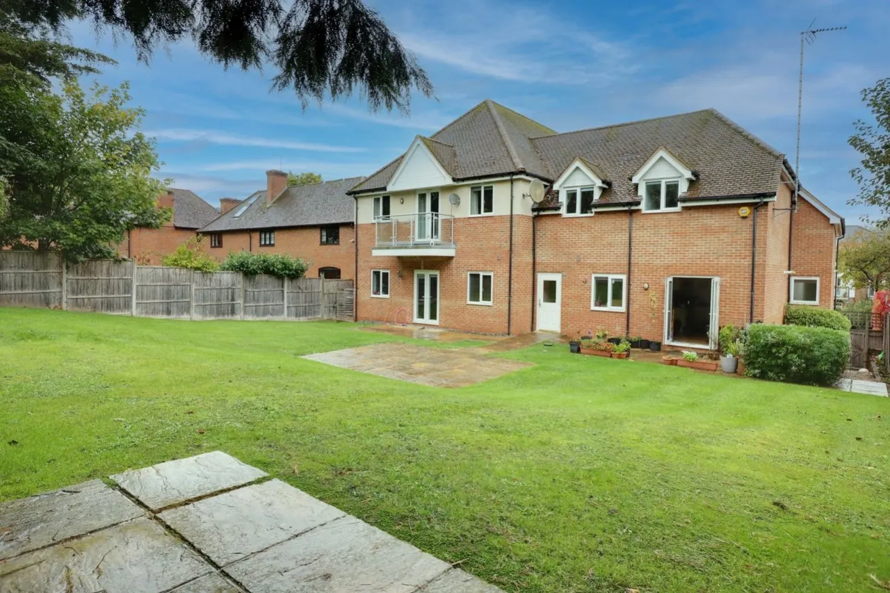 2 bed flat for sale, Bassetsbury Lane, HP11