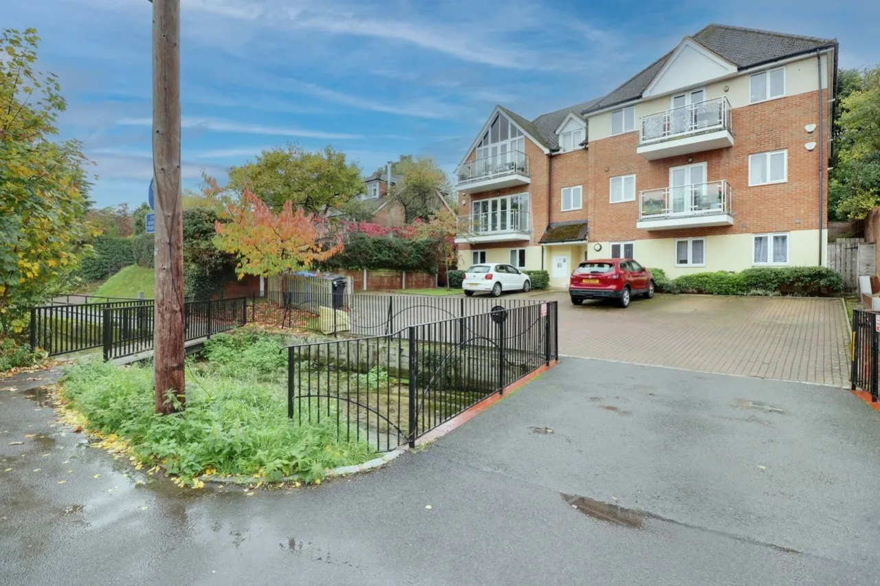 Bassetsbury Lane, HP11, photo 3