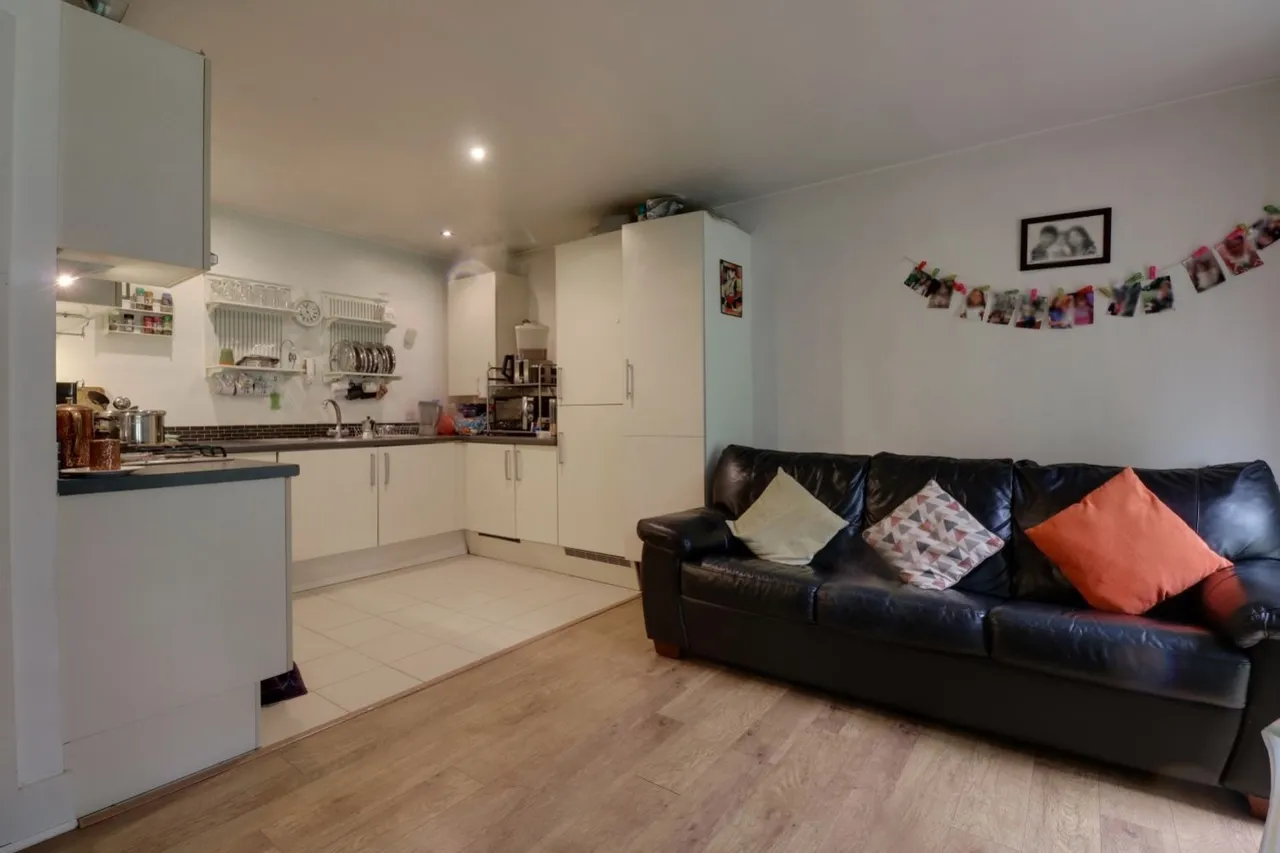 Bassetsbury Lane, HP11, photo 6