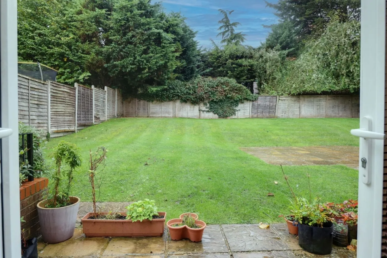 Bassetsbury Lane, HP11, photo 4