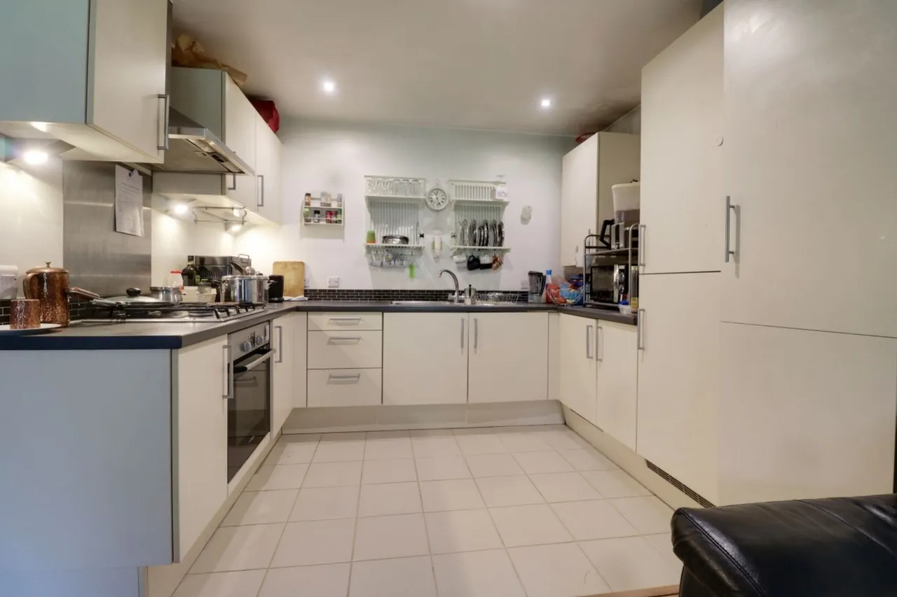 Bassetsbury Lane, HP11, photo 2