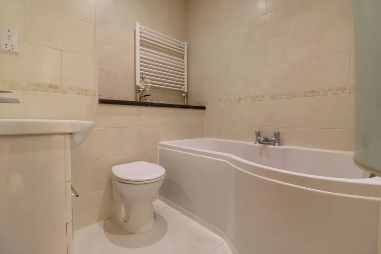 Bassetsbury Lane, HP11, photo 10