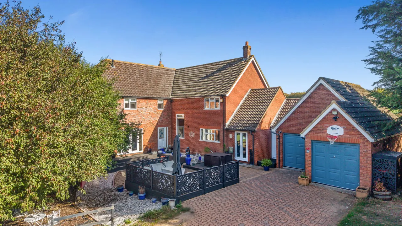 5 bed house for sale, Slapton Road, Little Billington