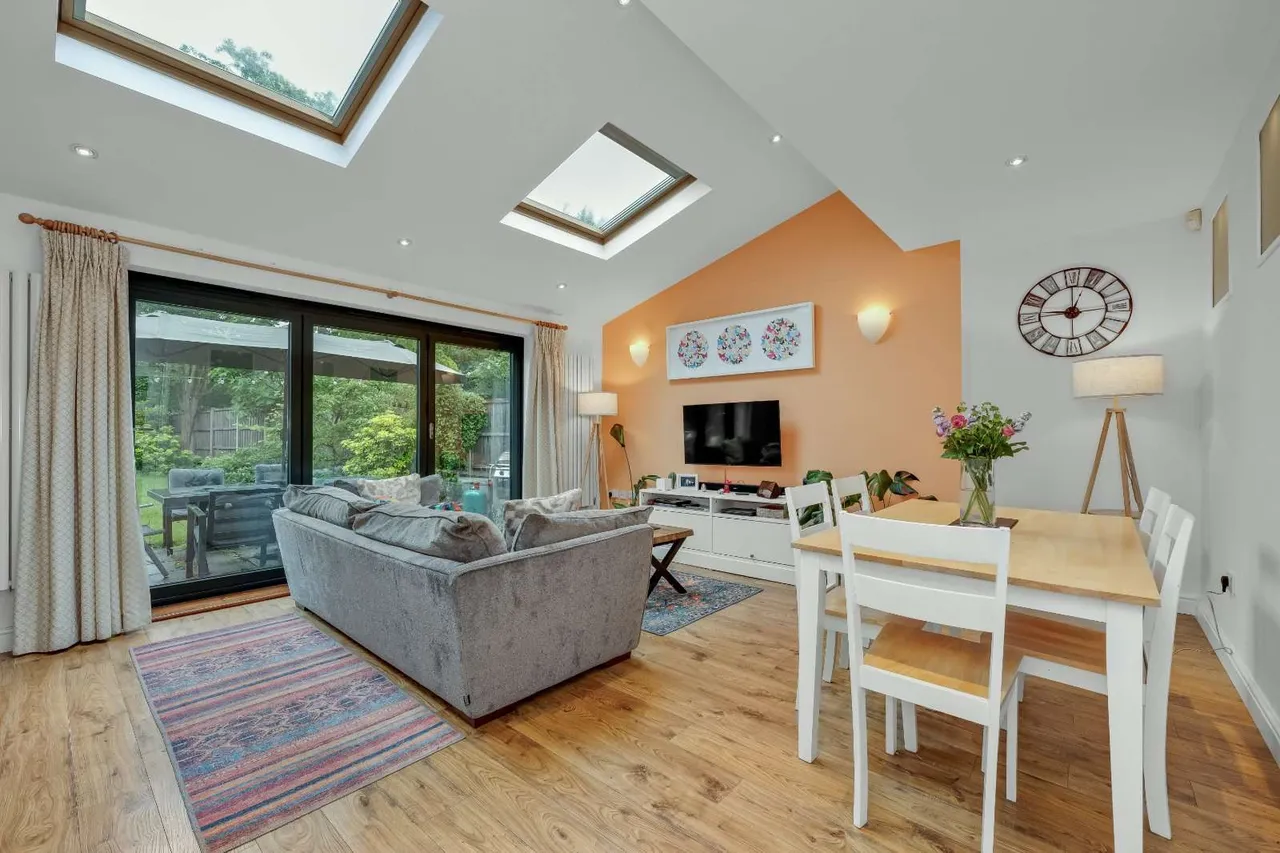 Harefield, Esher, Surrey, KT10 9TG, photo 4