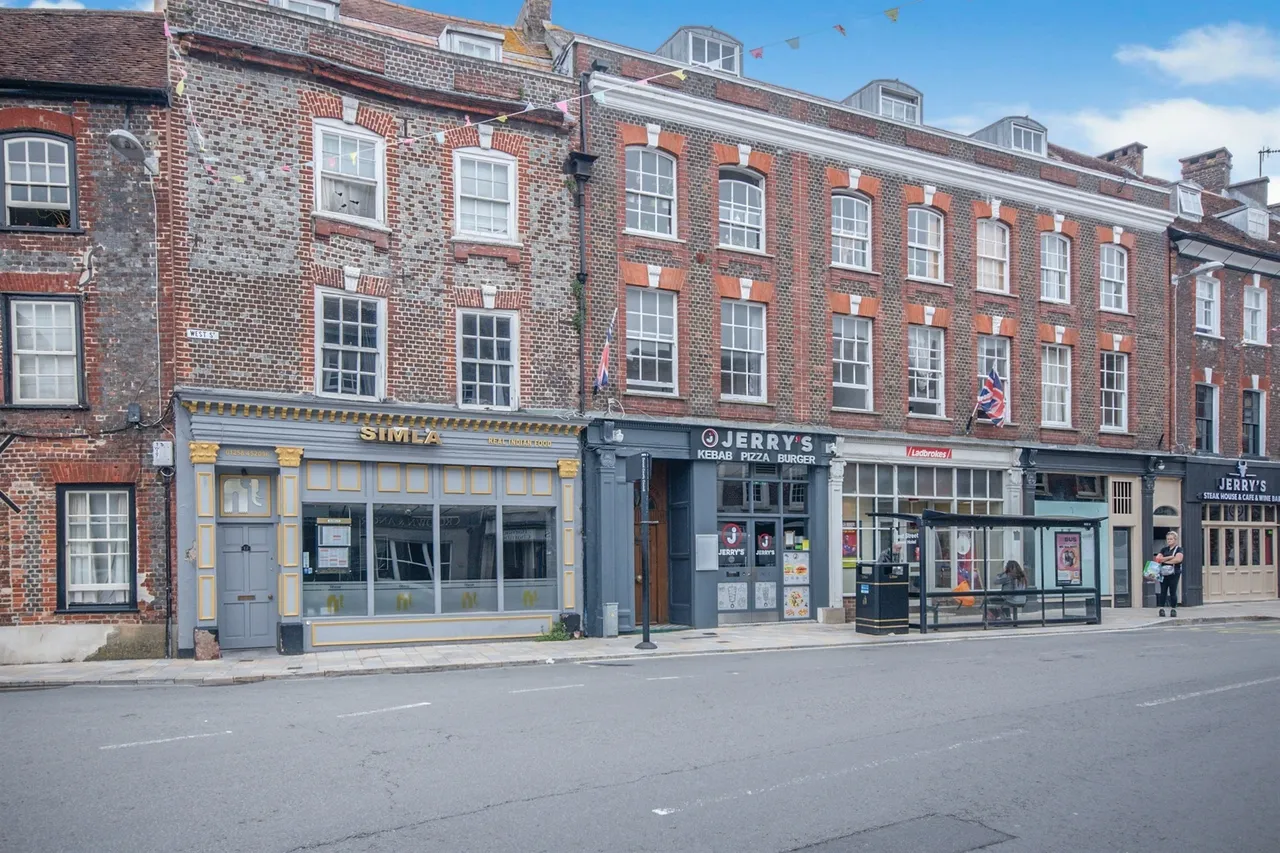 2 bed flat for sale — West Street, Blandford Forum