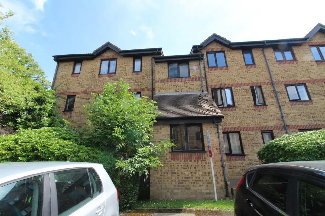 1 bed flat for sale — Vignoles Road