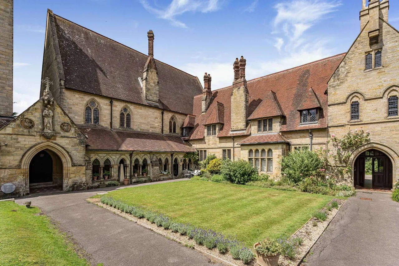 3 bed house for sale — The Old Convent, East Grinstead, West Sussex, RH19 3RS