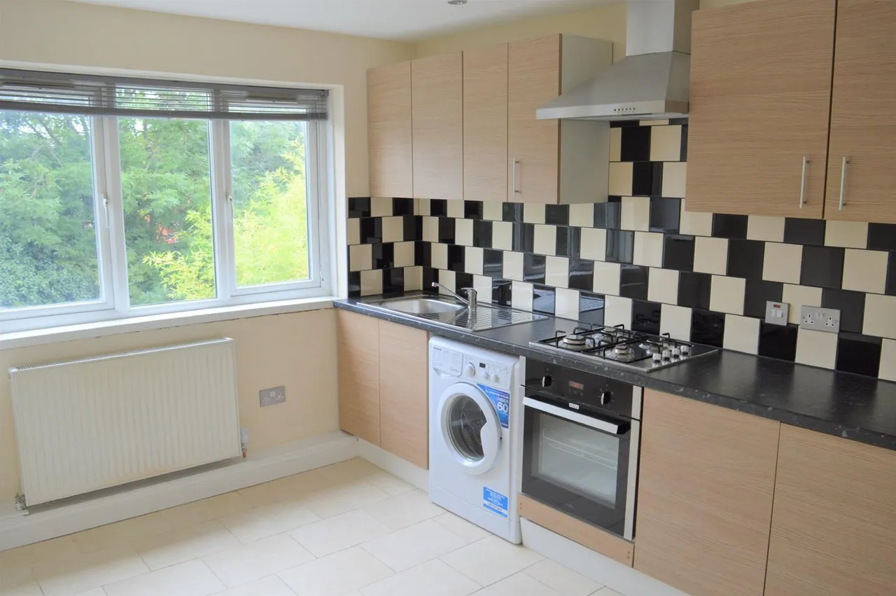 2 bed flat to rent, Walnut Tree Road, Heston