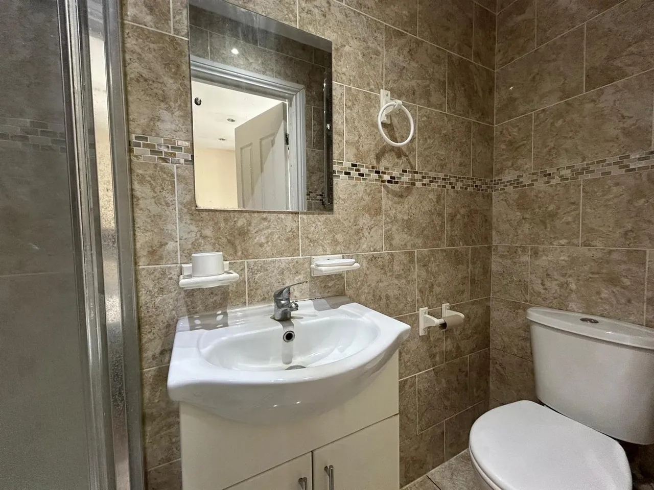 Walnut Tree Road, Heston, photo 6