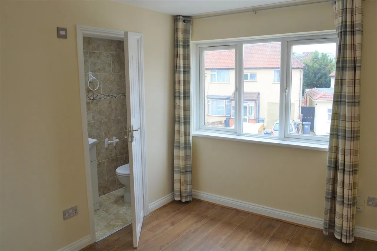 Walnut Tree Road, Heston, photo 3
