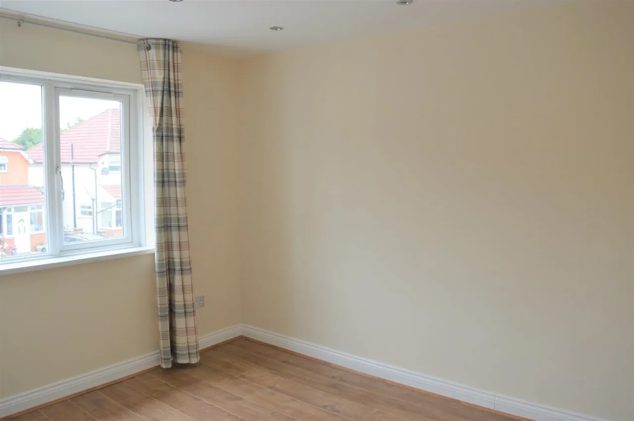 Walnut Tree Road, Heston, photo 2