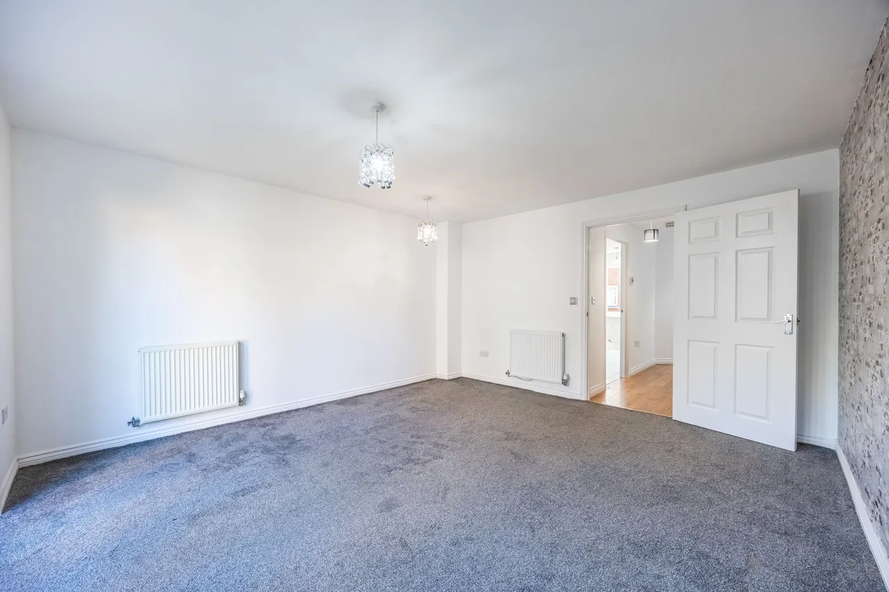 Well Presented Three Bedroom Home in, photo 9