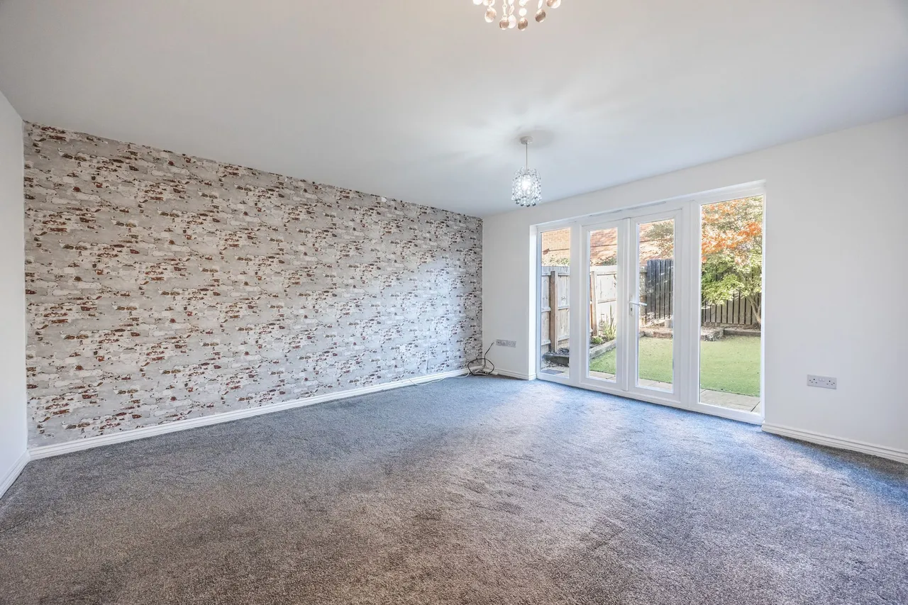Well Presented Three Bedroom Home in, photo 3