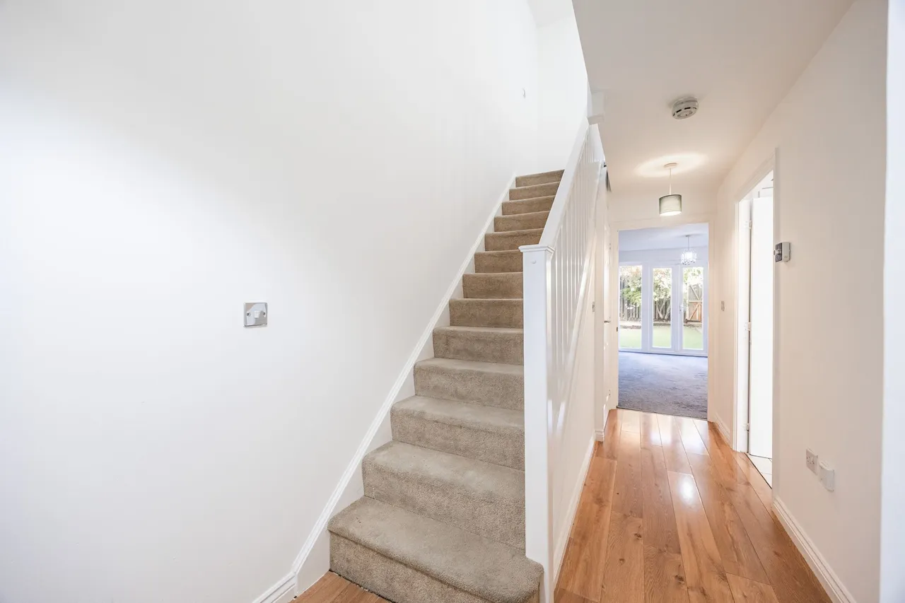 Well Presented Three Bedroom Home in, photo 6