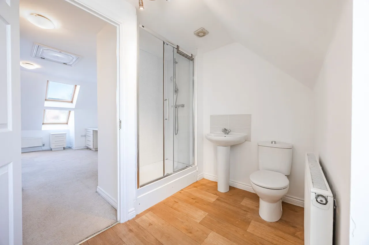 Well Presented Three Bedroom Home in, photo 14