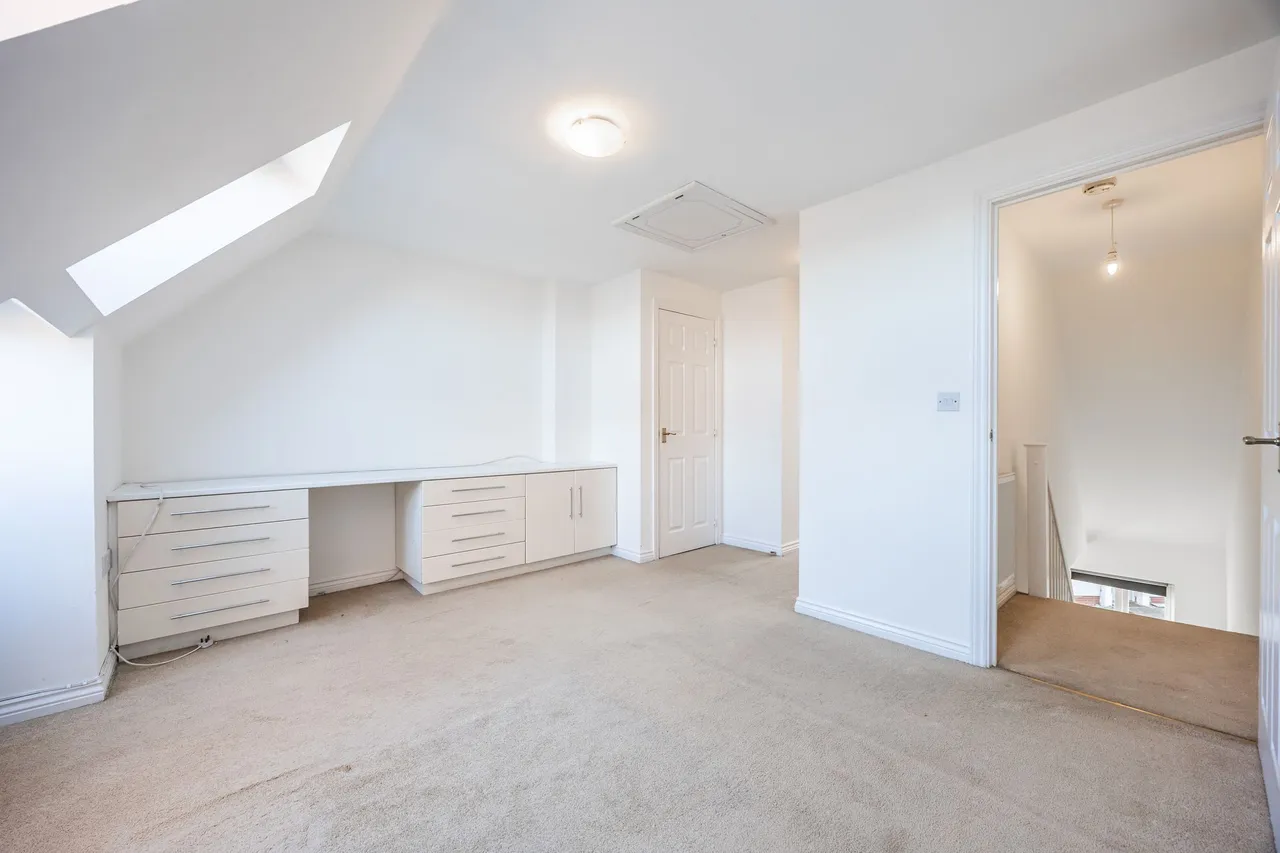 Well Presented Three Bedroom Home in, photo 10