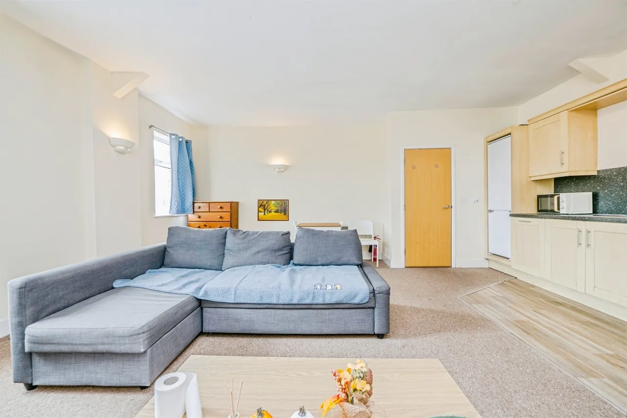 2 bed flat for sale — Westgate Street, Cardiff
