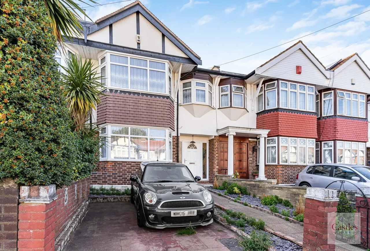 3 bed property for sale, Empire Avenue, London, N18
