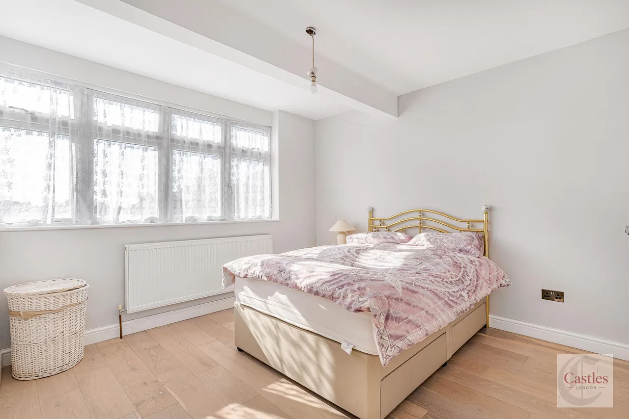 Empire Avenue, London, N18, photo 21