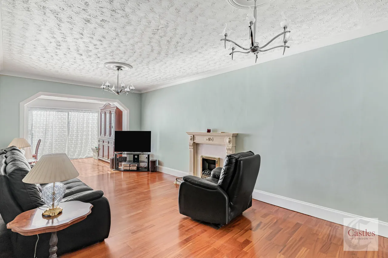 Empire Avenue, London, N18, photo 26