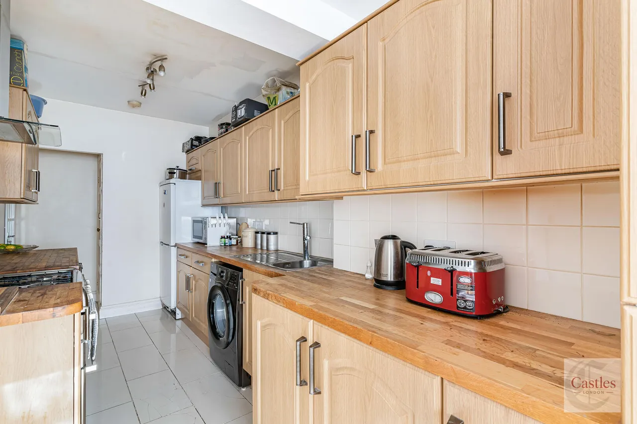 Empire Avenue, London, N18, photo 18