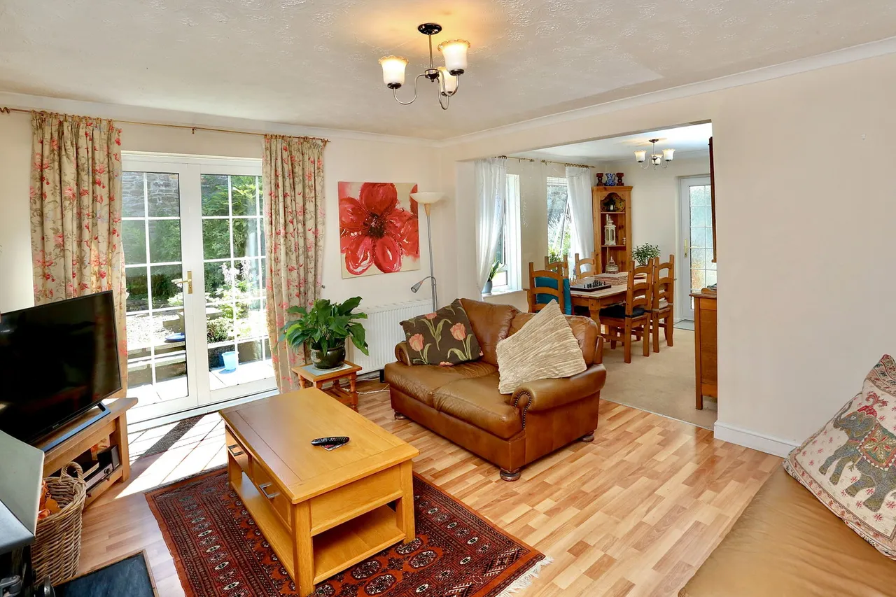 12 Ty Clyd Close, Govilon, Abergavenny, NP7 9PJ, photo 2