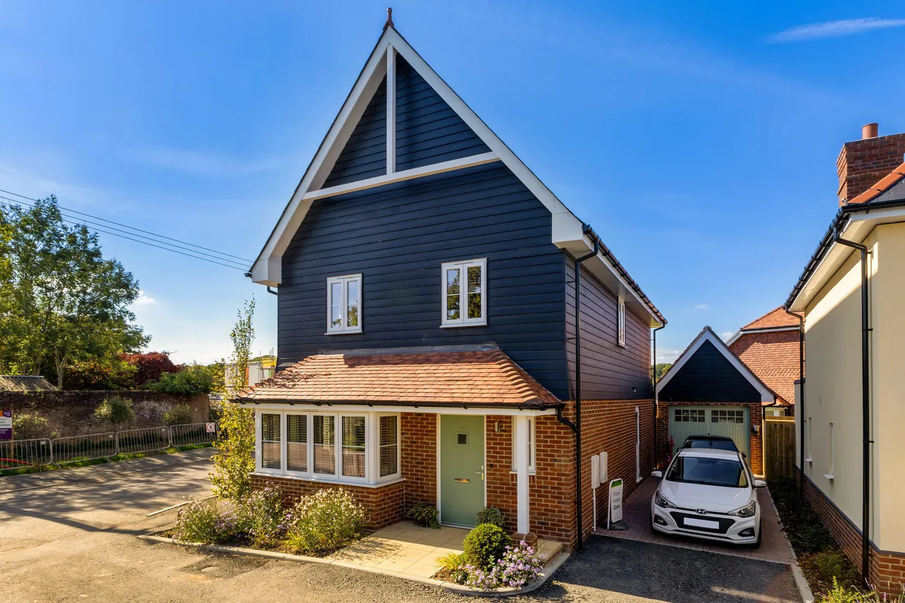 Sumners Fields, Horsham, RH13, photo 2