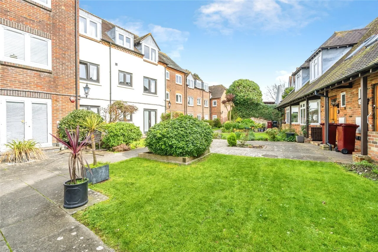 1 bed flat for sale, Henty Gardens, Chichester, PO19