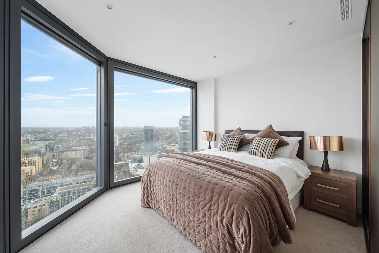 3 bed house to rent — Chronicle Tower, City Road, EC1V
