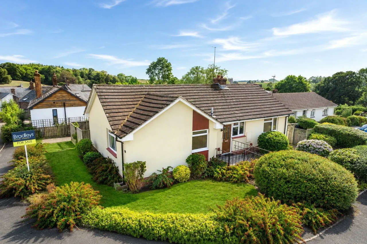 3 bed property for sale — Bary Close, Cheriton Fitzpaine, Crediton, Devon, EX17