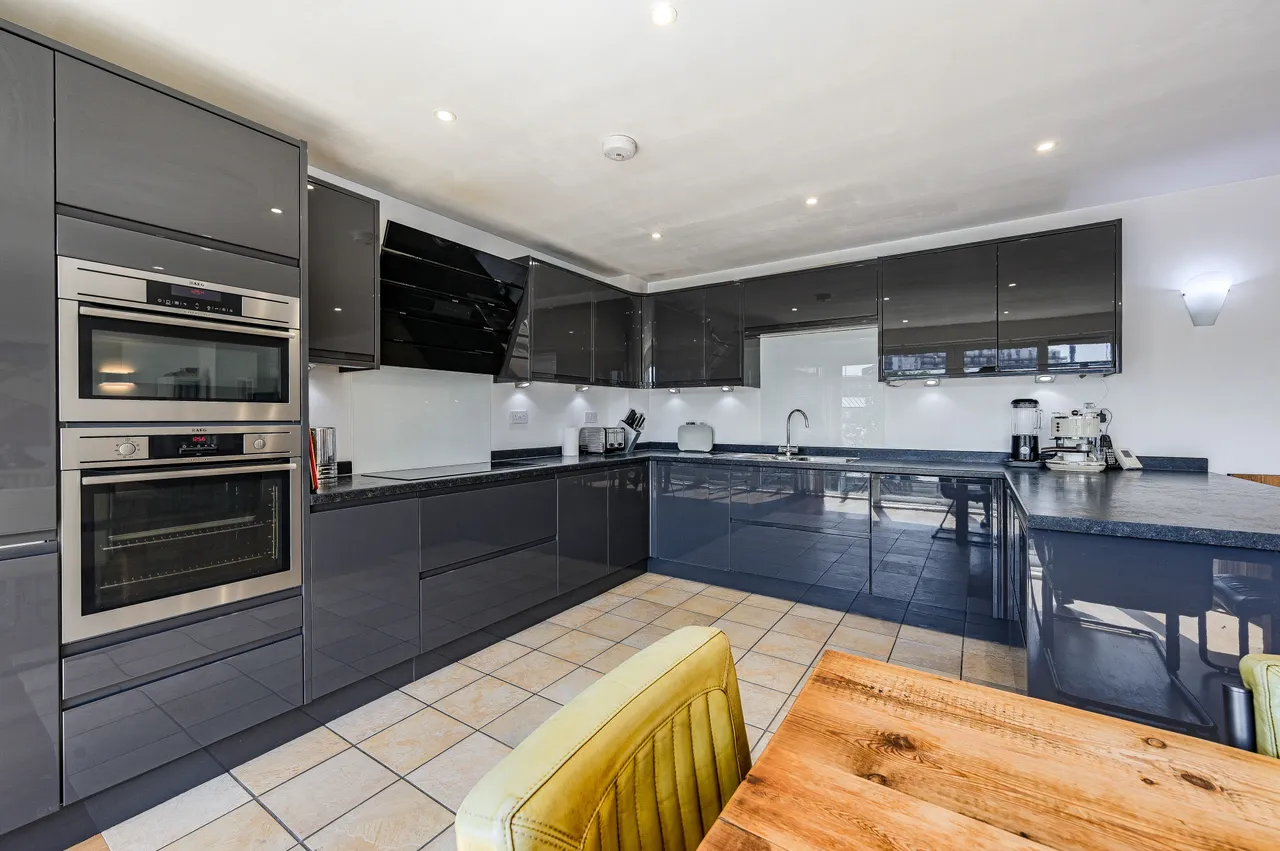 Apartment 56, Building 45, Hopton Road, London, photo 5