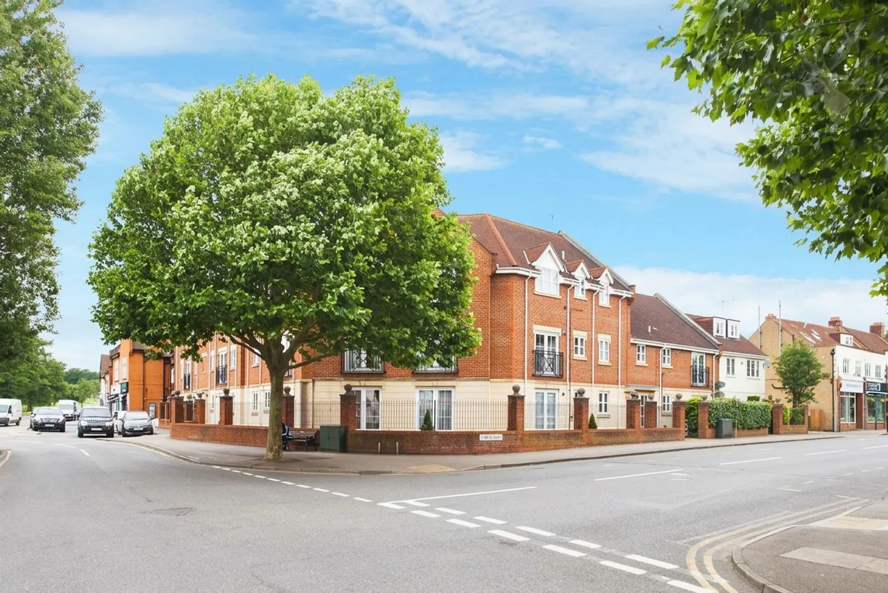 3 bed flat for sale, Forest Drive, Theydon Bois, CM16