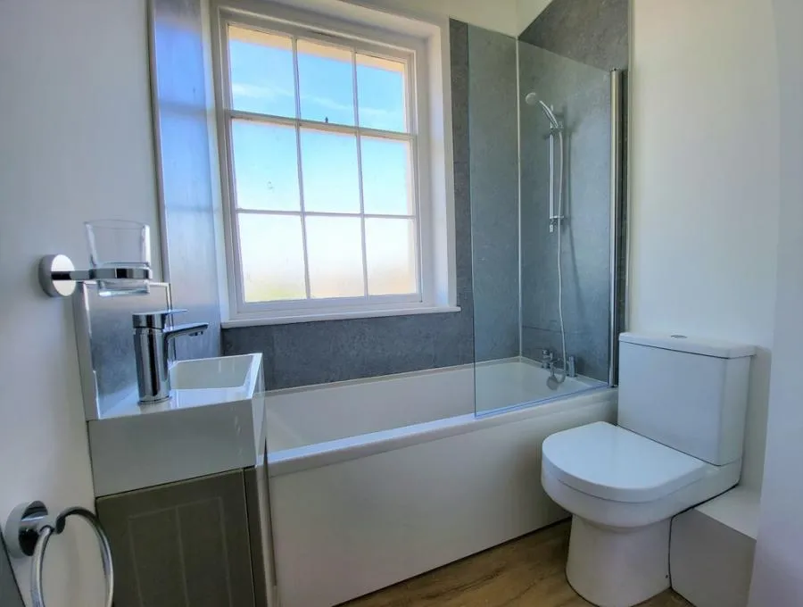 East Cowes, PO32, photo 8