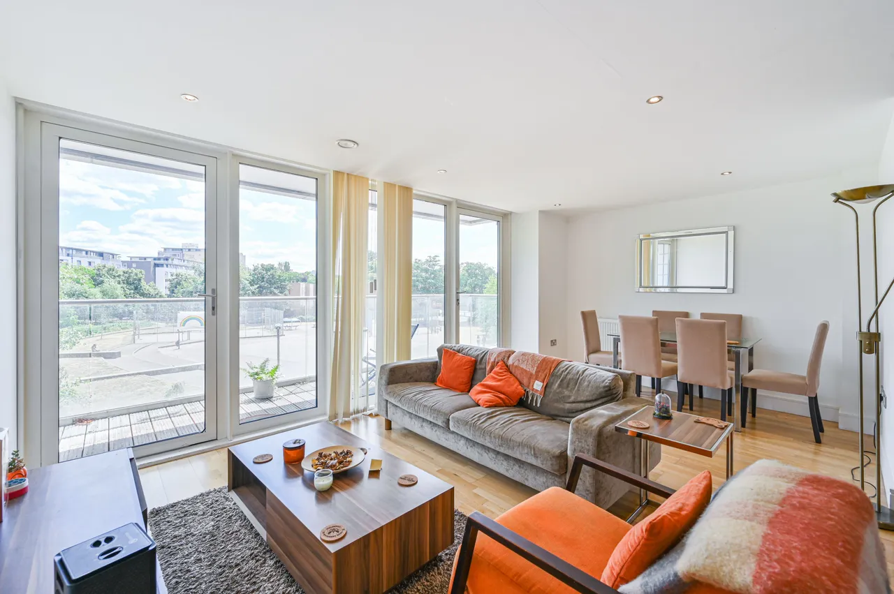 3 bed flat to rent — 207 The Crescent, 2 Seager Place, London