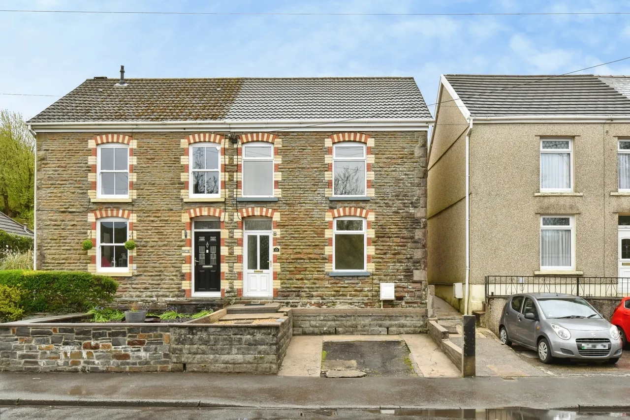 4 bed house for sale, Heol Y Gors, Cwmgors, SA18