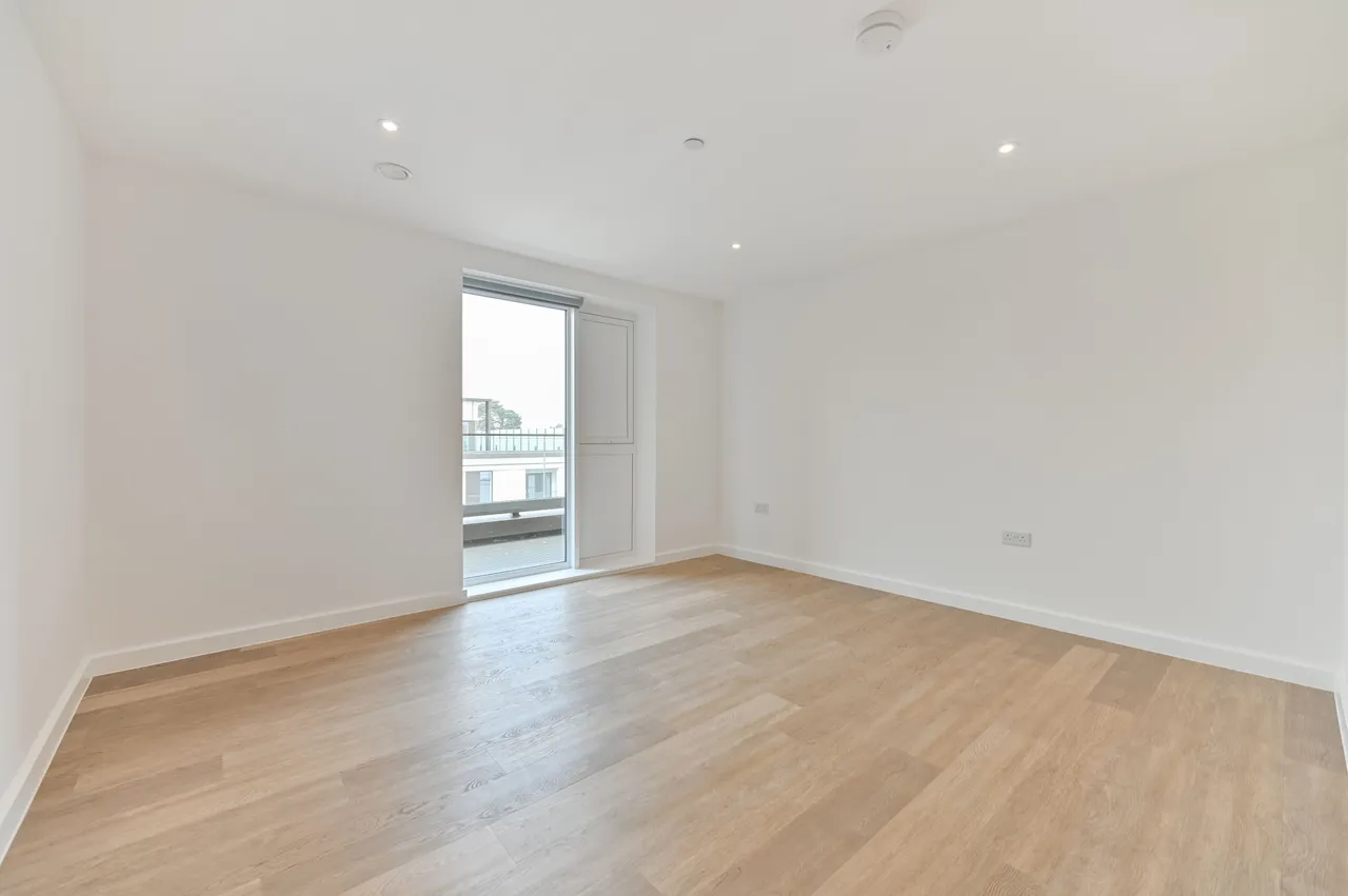 Showflat 7, Walton Court, 2 Leaping Birds Rise, Walton-on-Thames, photo 8