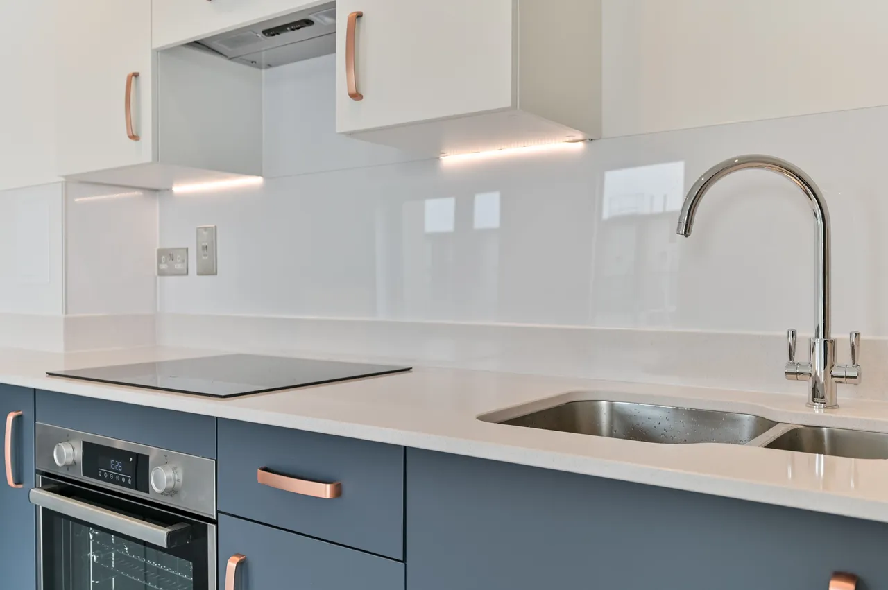 Showflat 7, Walton Court, 2 Leaping Birds Rise, Walton-on-Thames, photo 3