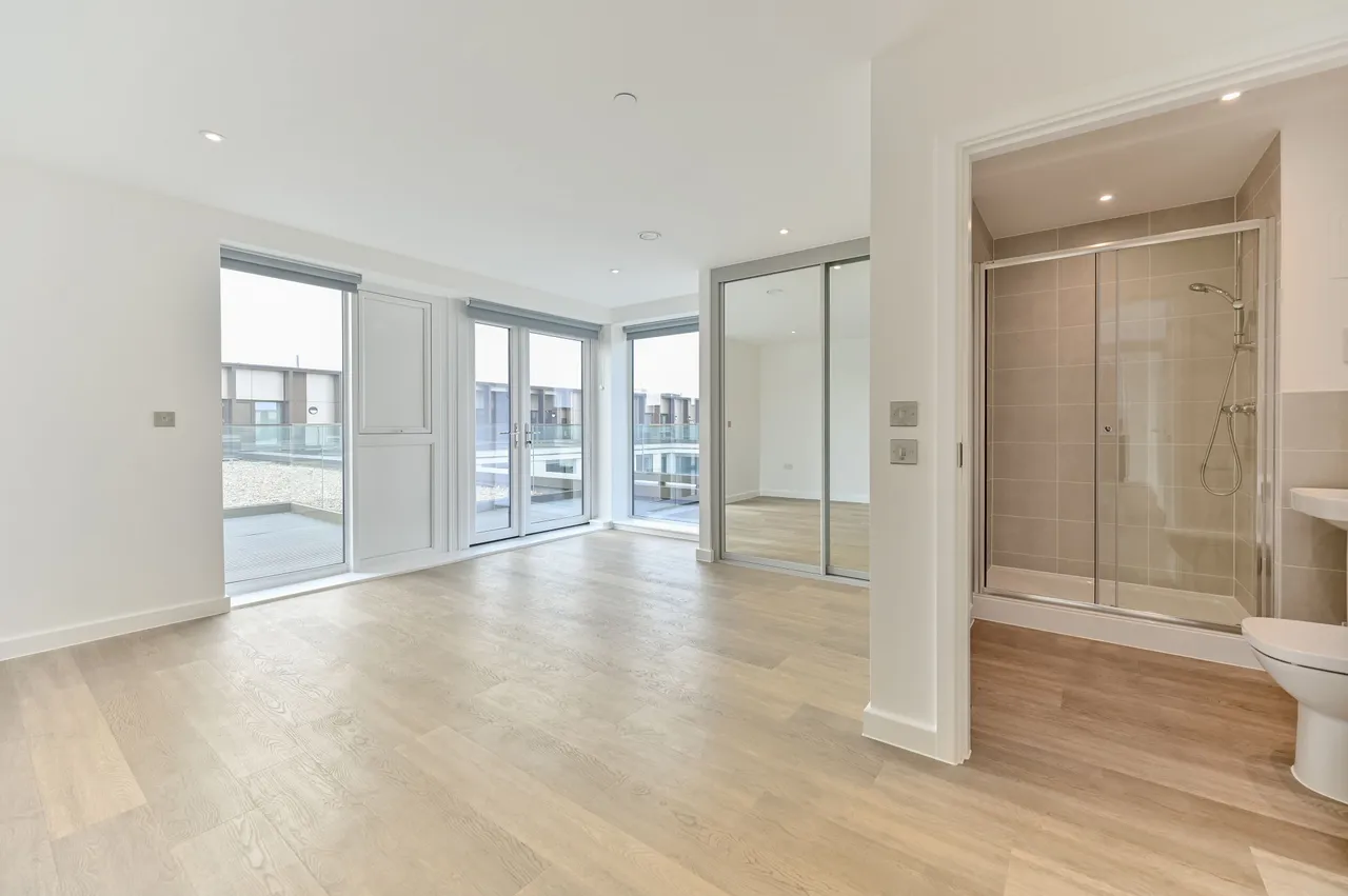 Showflat 7, Walton Court, 2 Leaping Birds Rise, Walton-on-Thames, photo 6