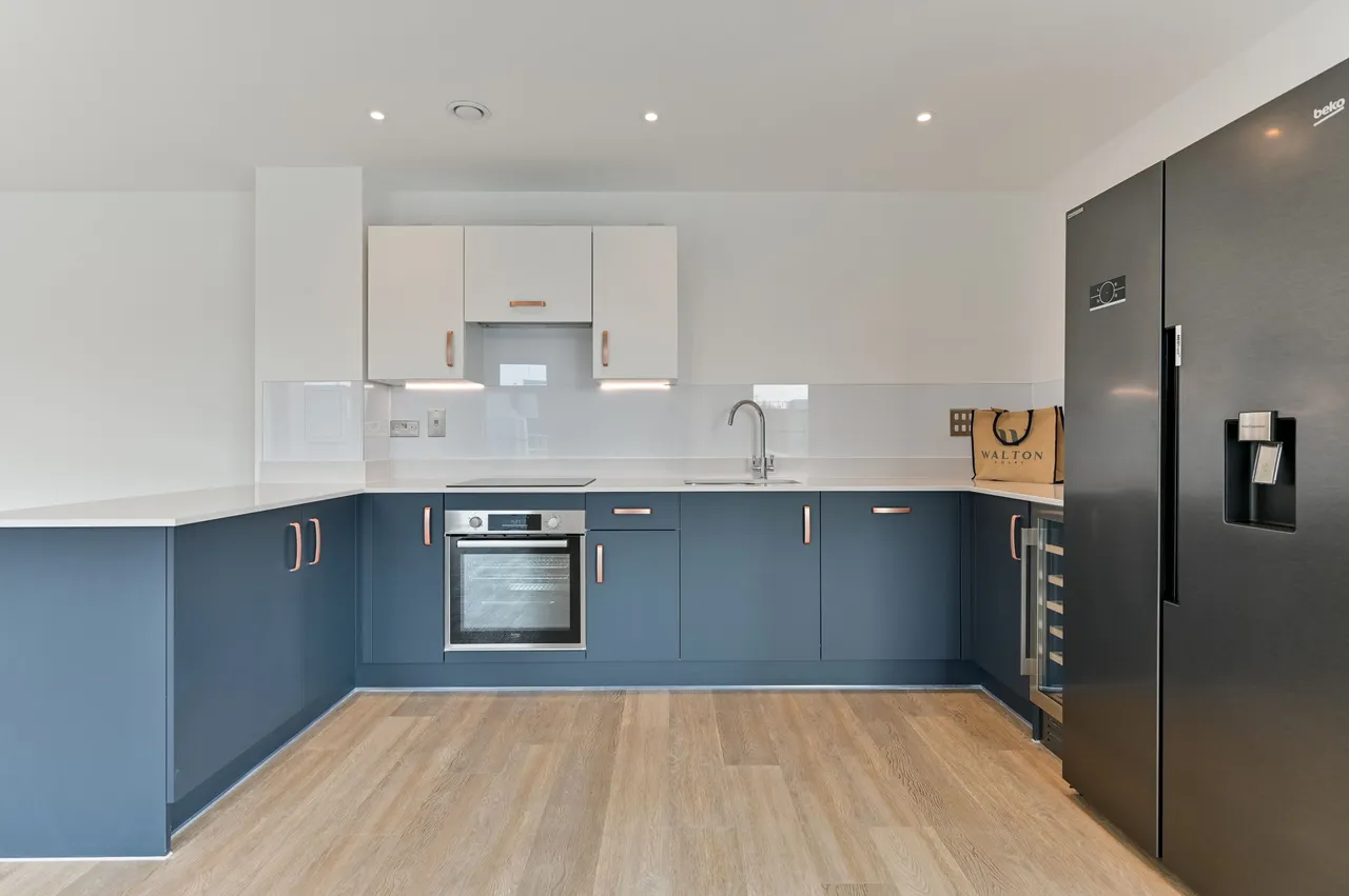 3 bed flat to rent — Showflat 7, Walton Court, 2 Leaping Birds Rise, Walton-on-Thames