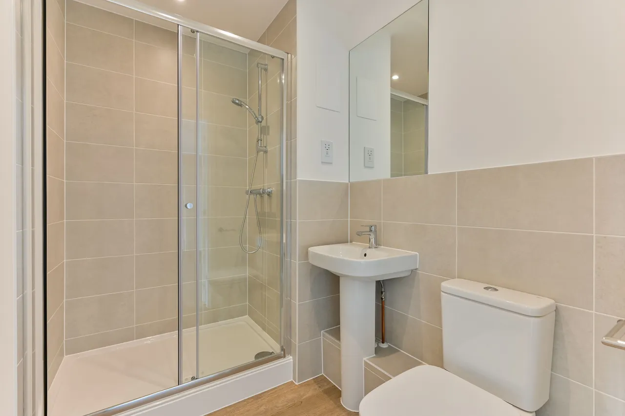 Showflat 7, Walton Court, 2 Leaping Birds Rise, Walton-on-Thames, photo 7