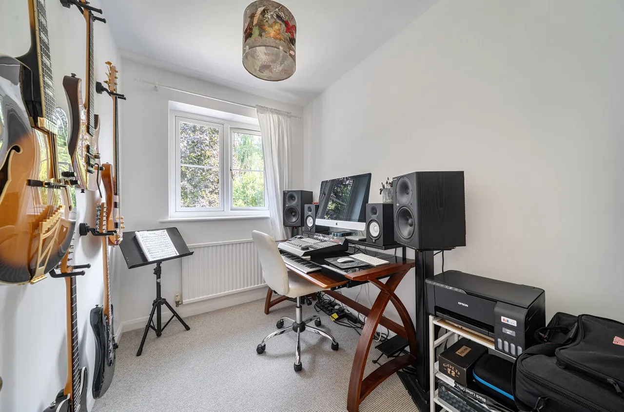 Eggars Field, Bentley, Farnham, Hampshire, GU10 5LD, photo 19