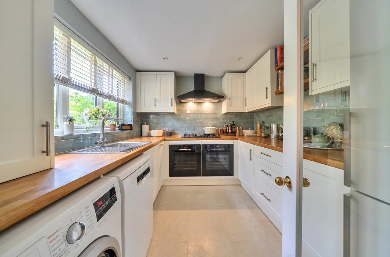Eggars Field, Bentley, Farnham, Hampshire, GU10 5LD, photo 16