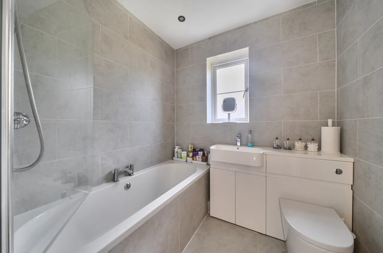 Eggars Field, Bentley, Farnham, Hampshire, GU10 5LD, photo 7