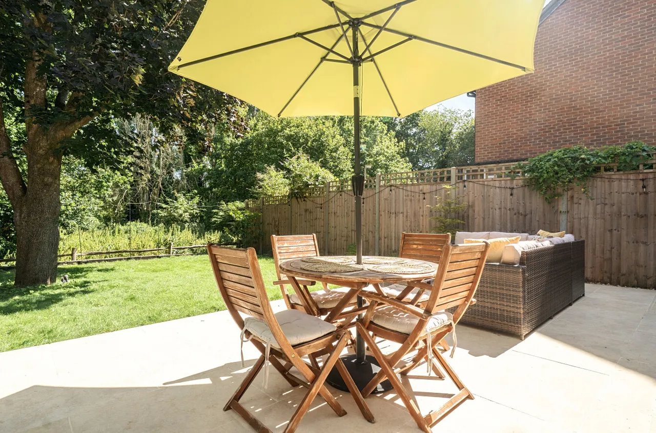 Eggars Field, Bentley, Farnham, Hampshire, GU10 5LD, photo 11