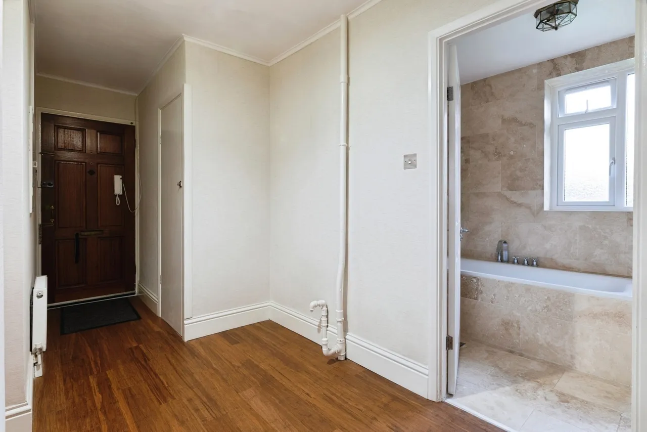 Claybury Broadway, Ilford, IG5, photo 9