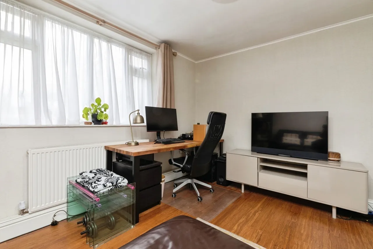 Claybury Broadway, Ilford, IG5, photo 3