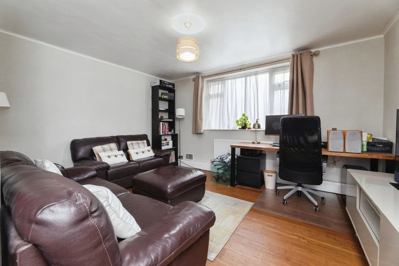 Claybury Broadway, Ilford, IG5, photo 2